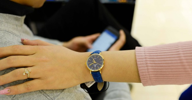 Cách chọn đồng hồ cho nữ tay nhỏ – Nữ cổ tay nhỏ nên đeo gì?