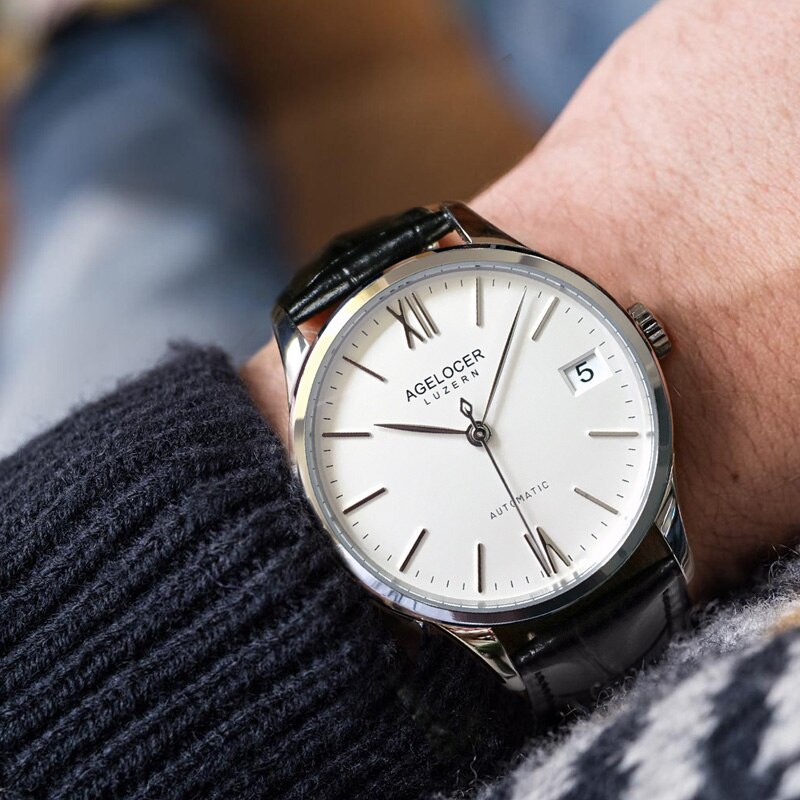 Khi gặp đối tác, khách hàng, một chiếc đồng hồ màu trắng sẽ gây được ấn tượn tốt hơn