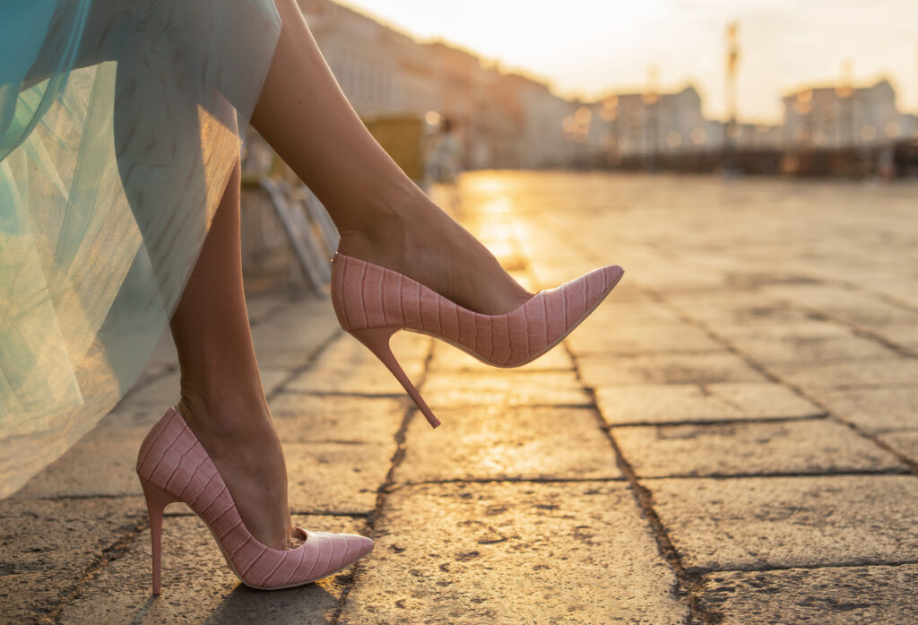 Giày trong tiếng Quảng Đông, Trung Quốc có phát âm là “hài” nghe giống tiếng thở dài, là dấu hiệu của những nỗi ưu phiền, buồn bã