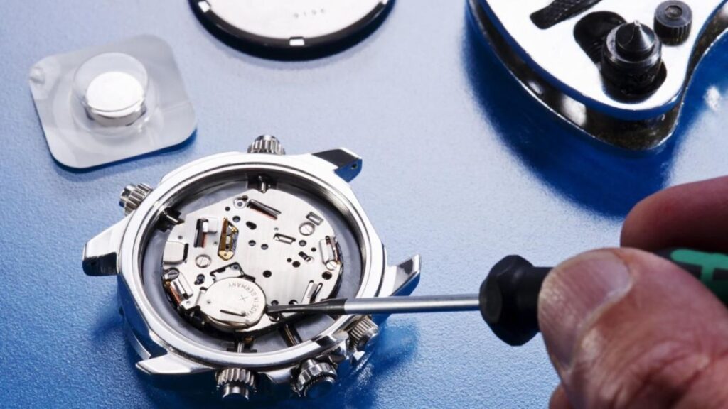 Bạn cần có thao tác chuẩn và cẩn thận khi thay pin đồng hồ