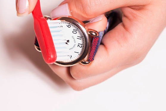 Nhiều người thường chọn làm sạch đồng hồ tại nhà cho tiết kiệm thời gian và tiền bạc