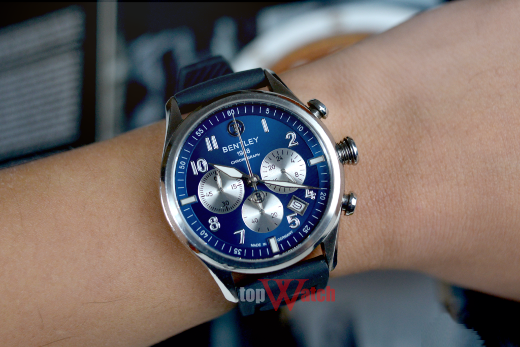 Nếu đeo đồng hồ với đường kính quá lớn thì tay của bạn sẽ bị lọt thỏm trong chiếc đồng hồ đó