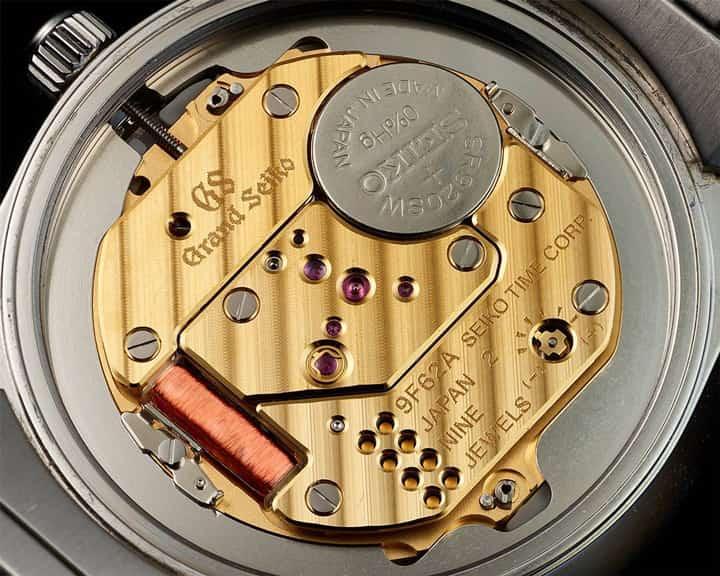 Nếu xét cùng một phân khúc giá, đồng hồ Quartz thường có khả năng chống nước cao hơn so với đồng hồ cơ