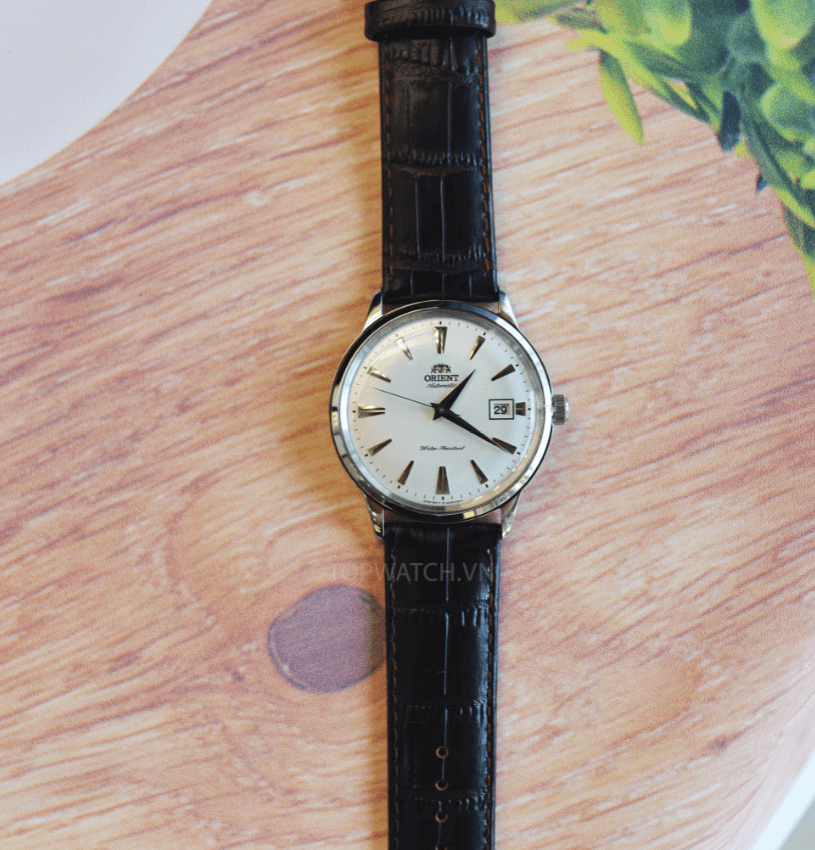 Đồng hồ đeo tay chính hãng Orient Bambino I FAC00005W0 mang thiết kế đơn giản với vỏ thép trắng bạc