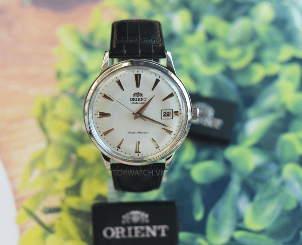 Cận cảnh thiết kế của chiếc đồng hồ Orient Bambino Gen 1 FAC00005W0