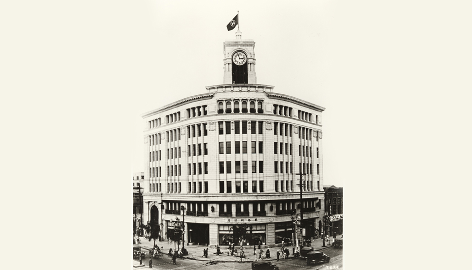Năm 1932, Tháp đồng hồ ngày nay được xây dựng theo phong cách "Tân Phục Hưng"