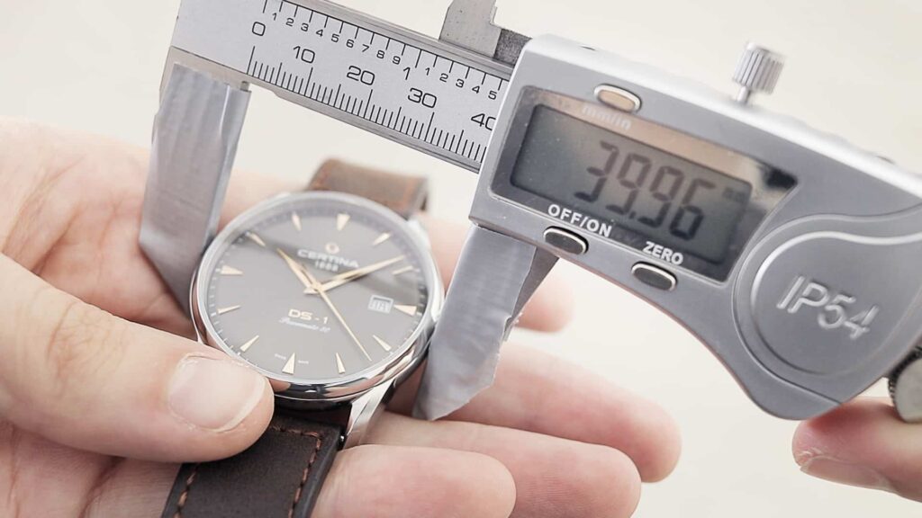 Bạn có thể sử dụng thước điện tử để có thể đo mặt đồng hồ cho chuẩn xác
