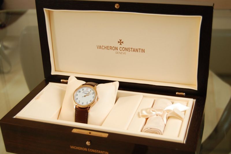 Hộp đồng hồ sở hữu xịn sò, đầy đủ các phụ kiện của chiếc đồng hồ