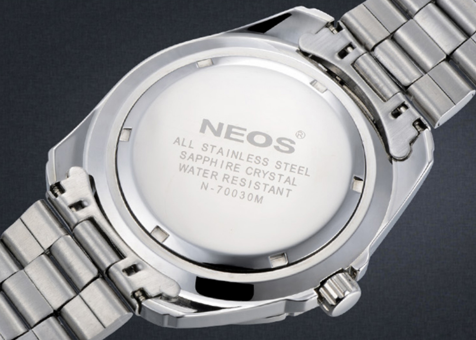 Mặt sau đồng hồ Neos thể hiện thông tin chất liệu vỏ, mặt kính và độ chống nước