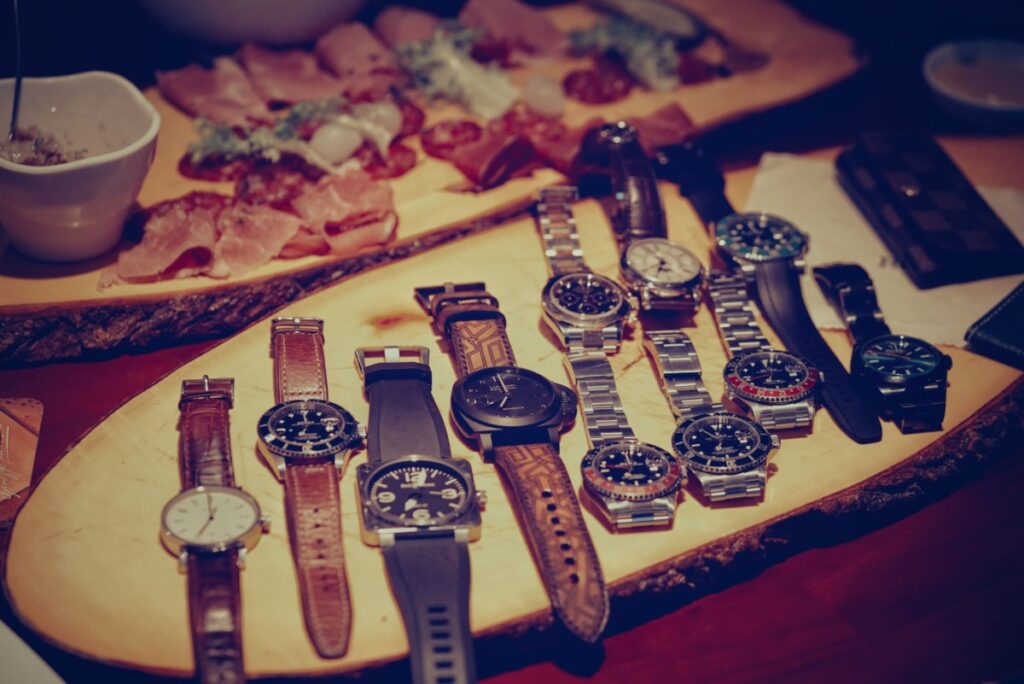 Nhiều đồng hồ đeo tay cổ được thiết kế dây đeo da