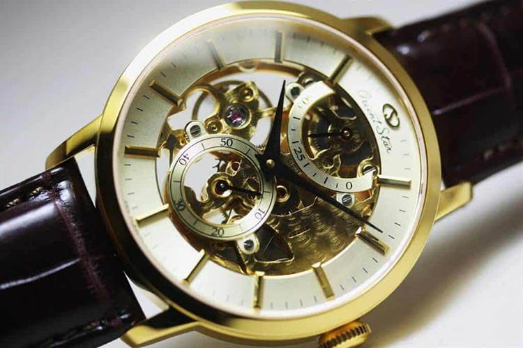 Cận cảnh thiết kế của một chiếc đồng hồ Orient cơ lộ máy