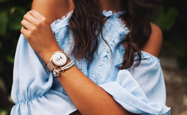 Kết hợp vòng tay đeo cùng đồng hồ nữ thế nào cho chuẩn?