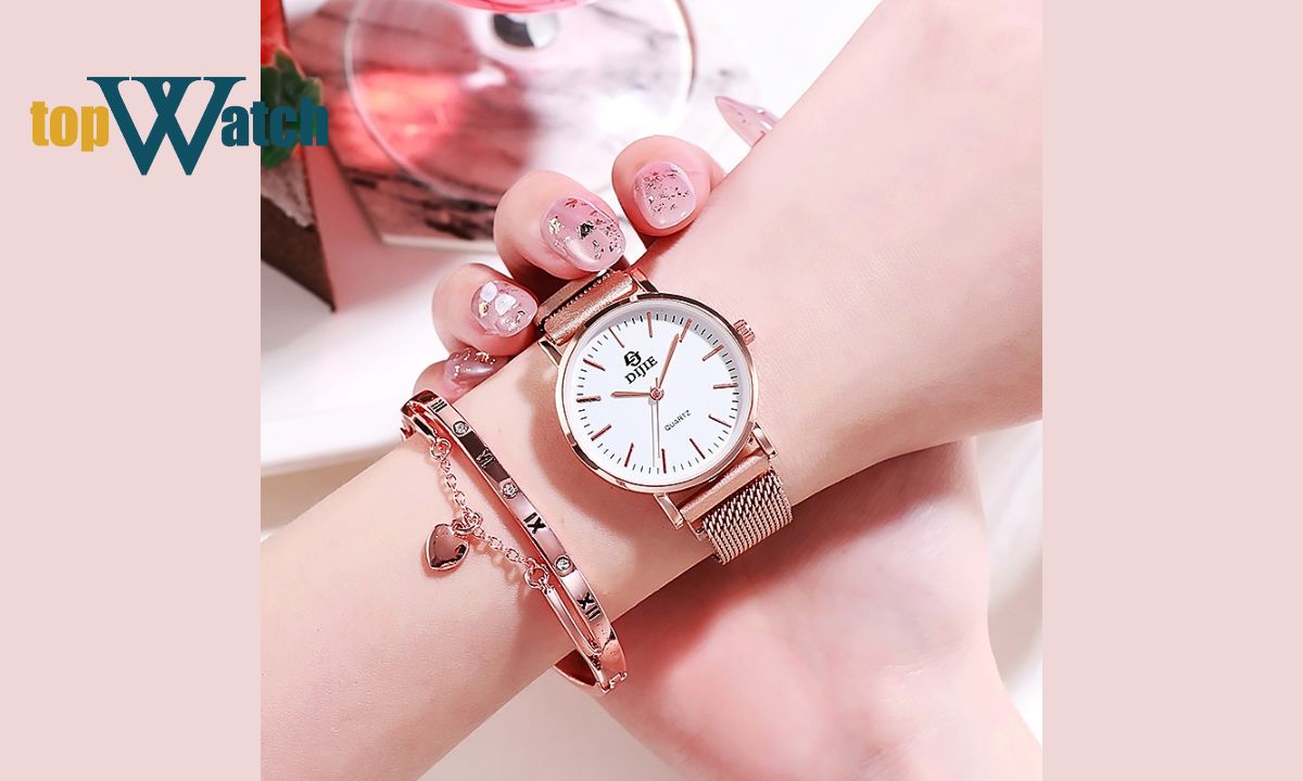Sự phối hợp giữa đồng hồ và vòng tay kim loại trơn 