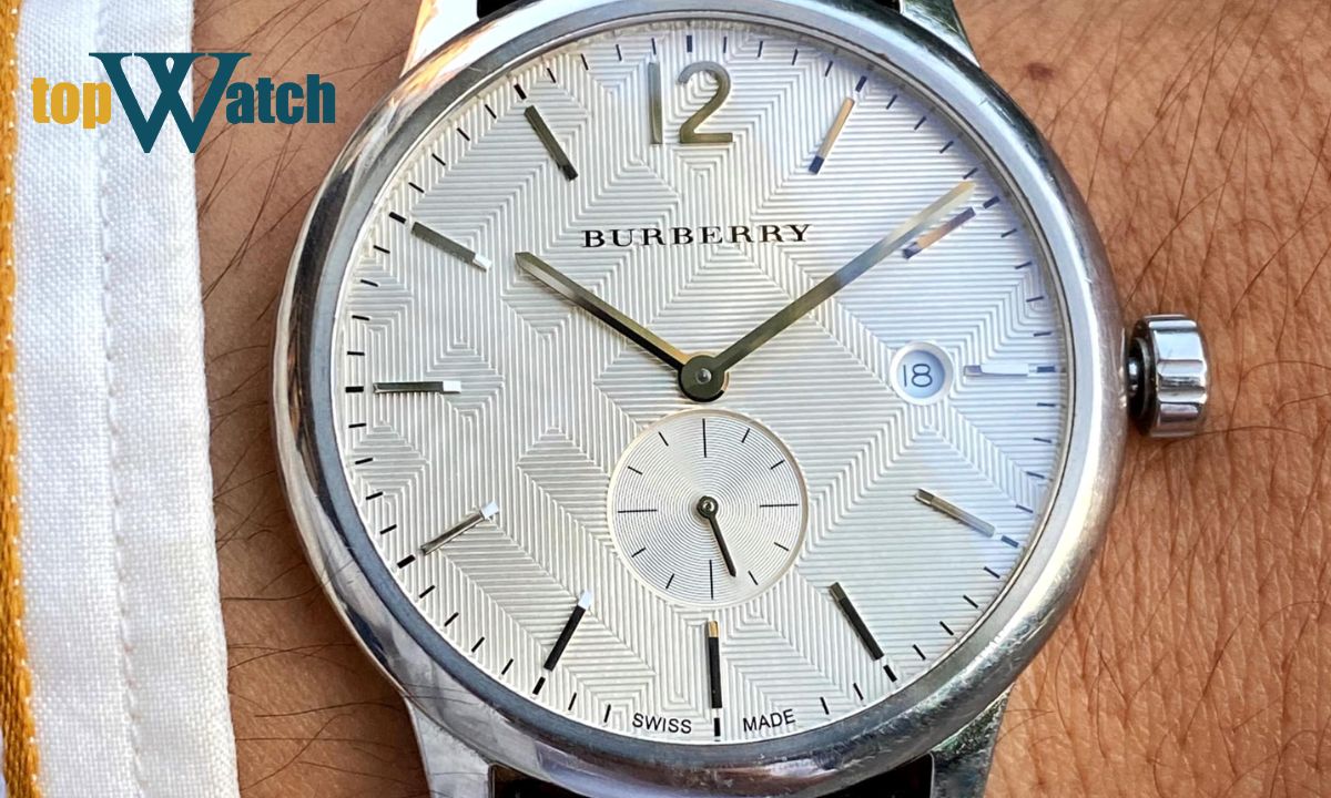 Kiểm tra kim đồng hồ Burberry