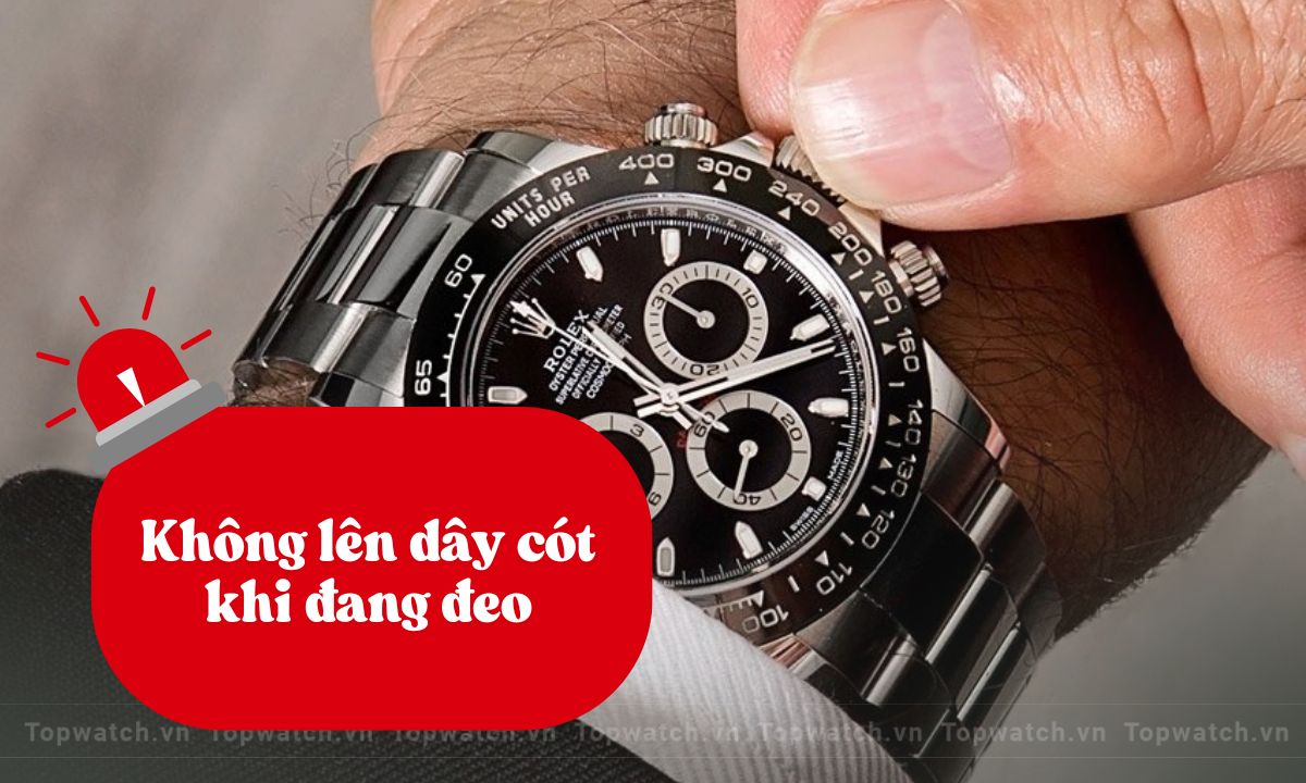 Không nên xoay núm khi đang đeo đồng hồ trên tay