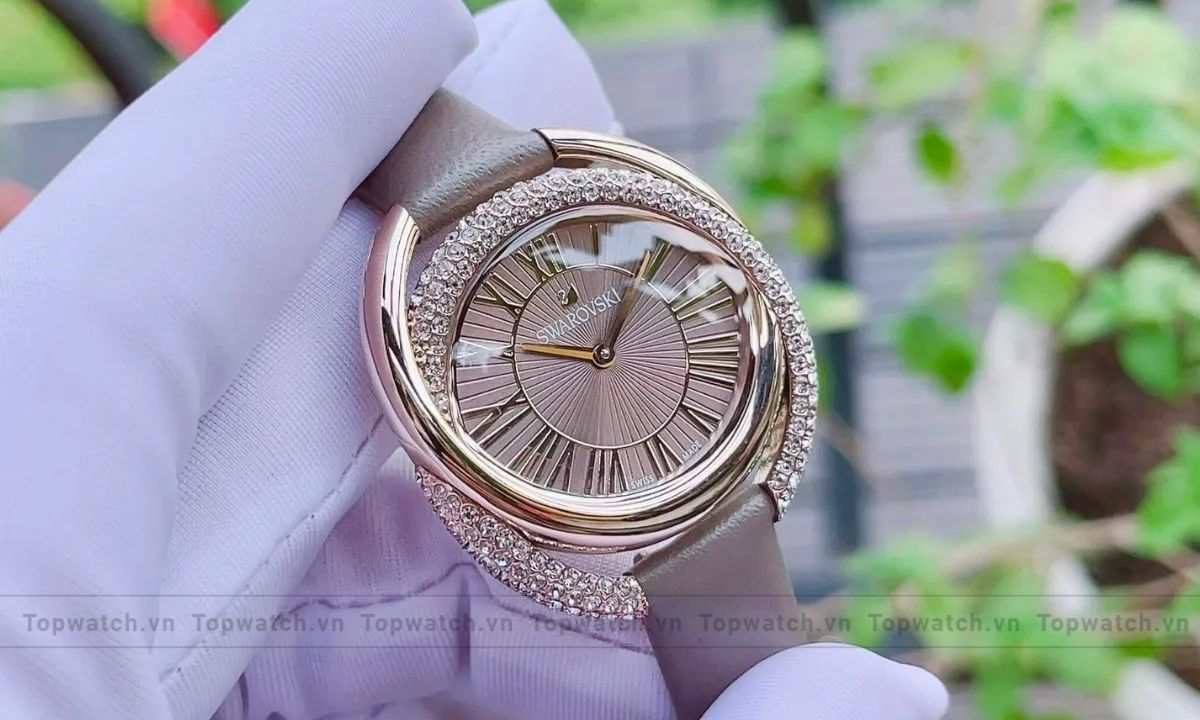thông qua viền mặt đồng hồ