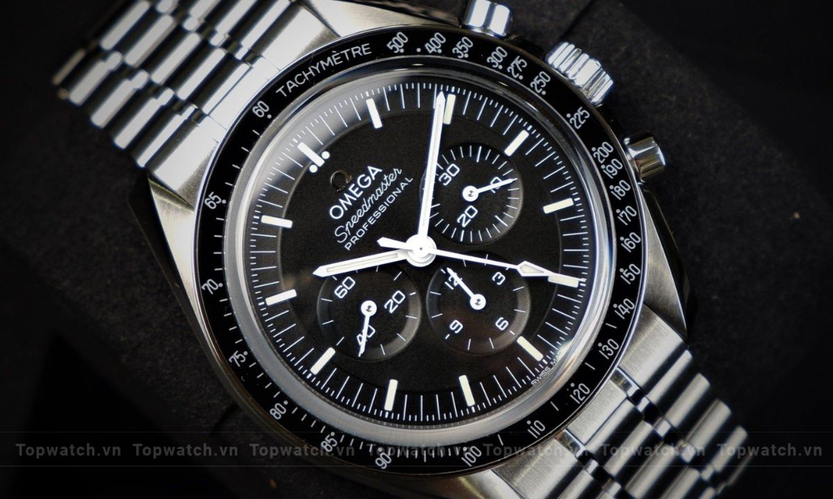 Vòng bezel tachymeter trên đồng hồ Omega Speedmaster Professional