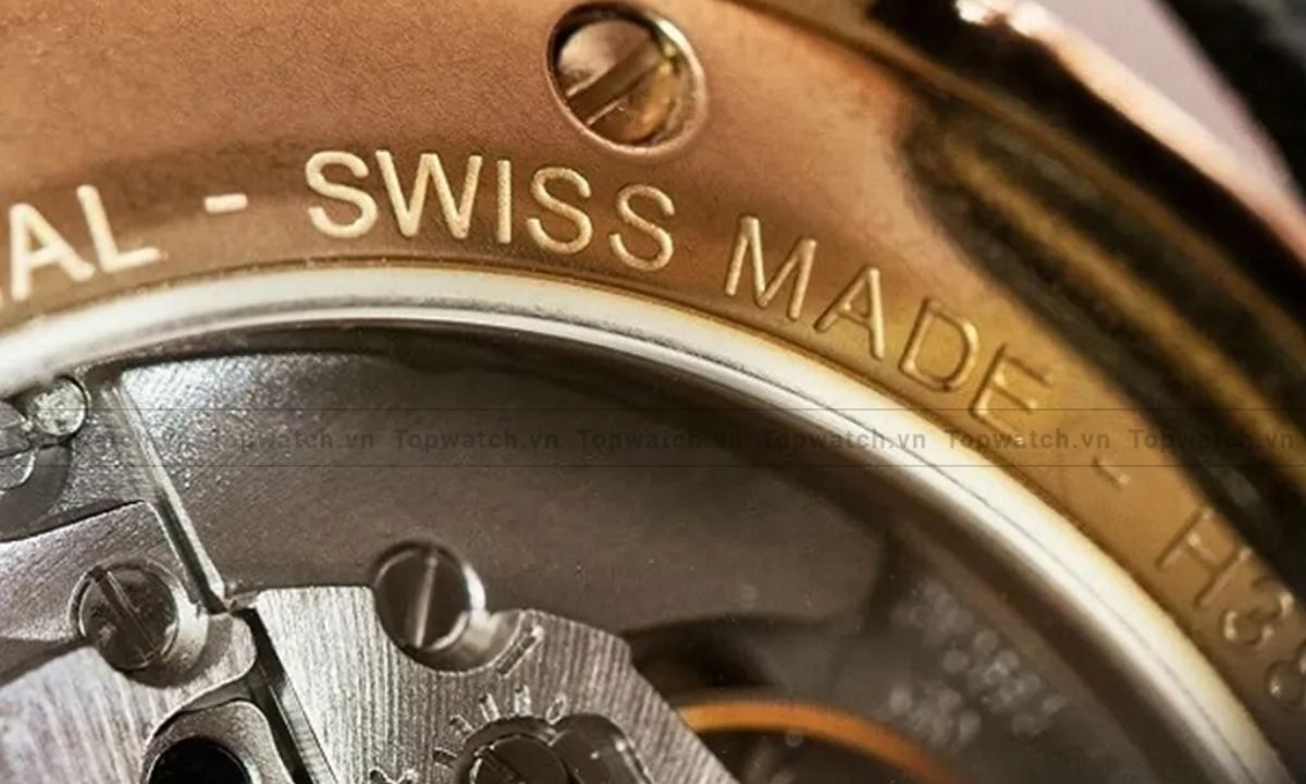 Kí hiệu "Swiss Made" được khắc trên bộ máy