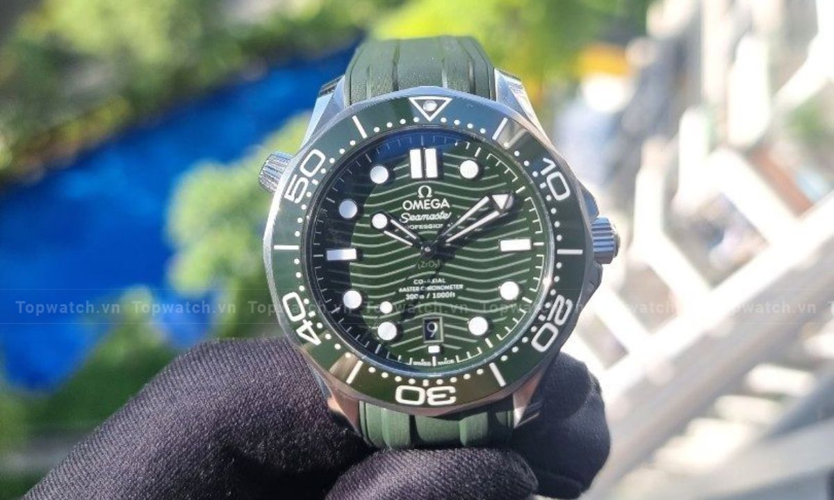 co nen chon dong ho co anti reflective coating khong