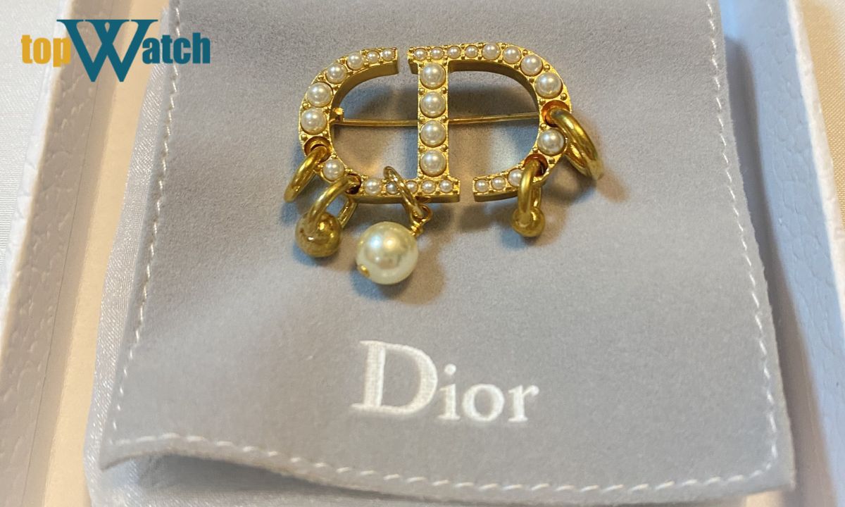 Phụ kiện cài áo ngọc trai từ thương hiệu Dior