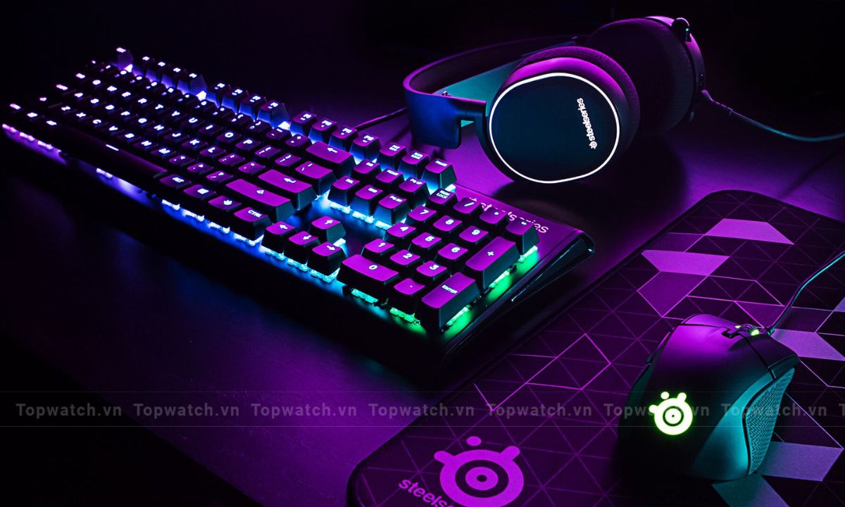 Bộ gear gaming gồm bàn phím cơ RGB, tai nghe và chuột gaming