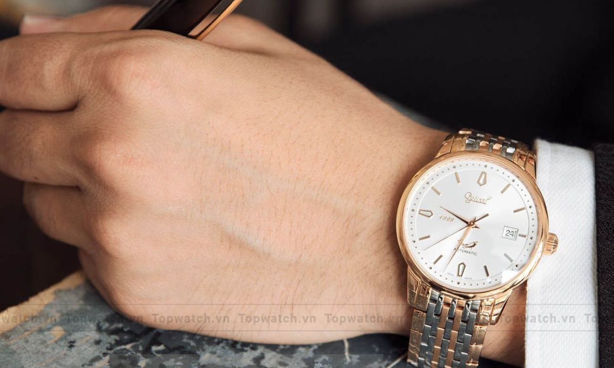 Ngôn ngữ thiết kế tối giản đi cùng logo đặc trưng tạo nên vẻ sang trọng thanh lịch