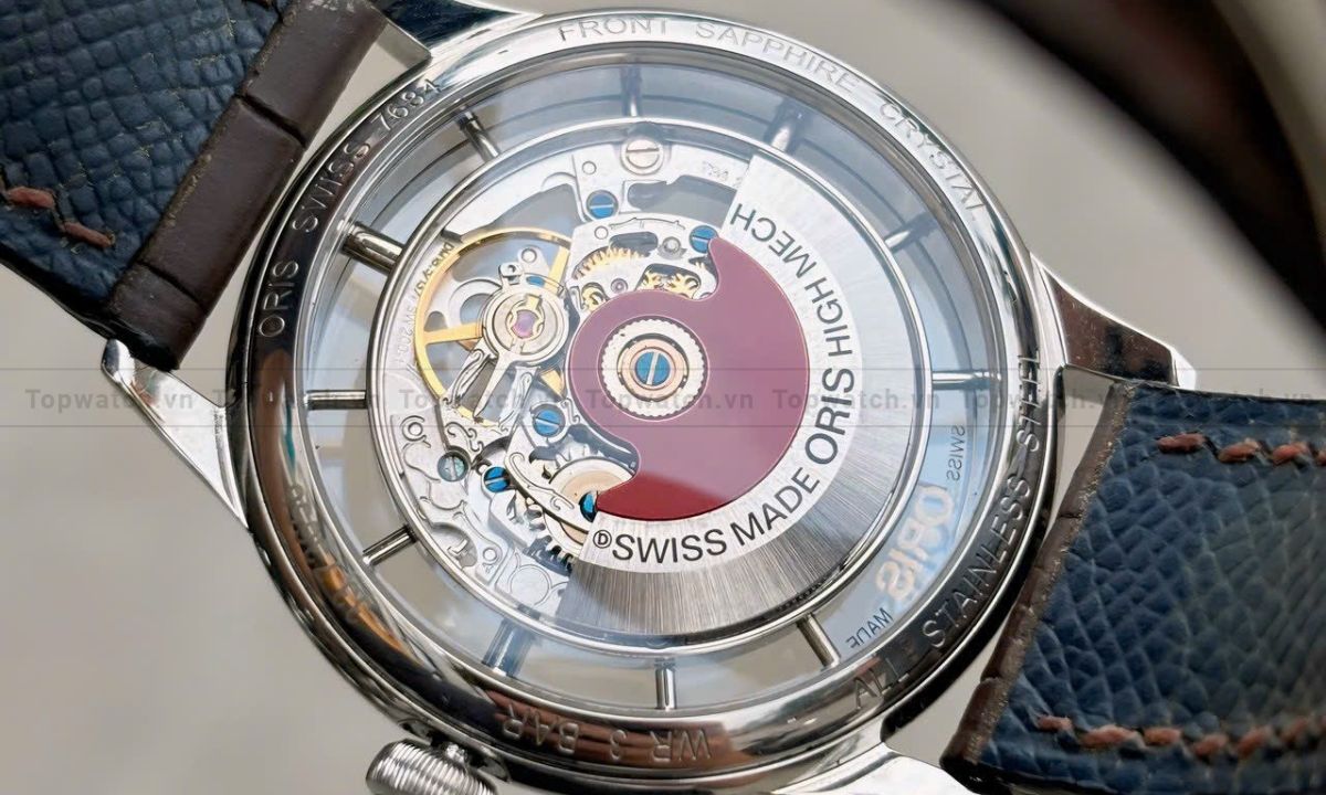 Bộ máy Oris Calibre 734 sở hữu rotor màu đỏ đặc trưng, nổi bật