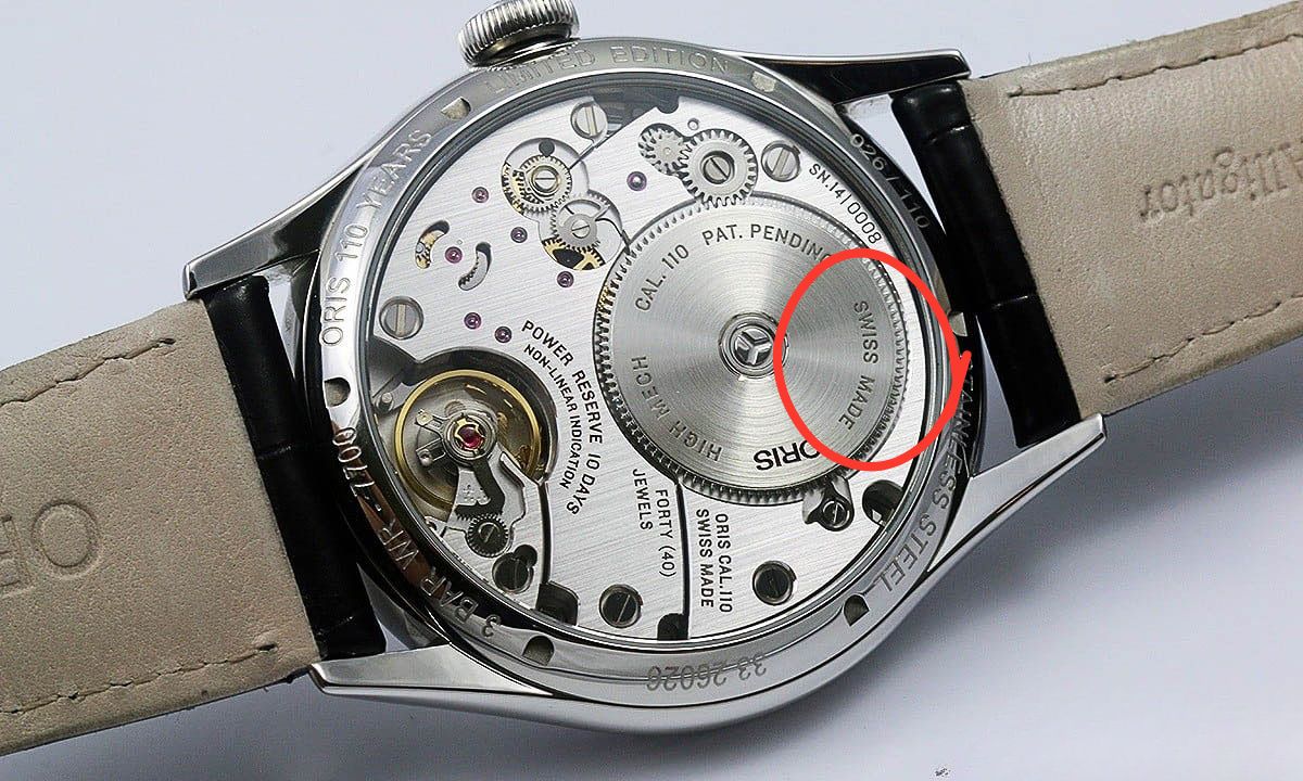 Kí hiệu "Swiss made" được khắc rõ trên bộ máy đồng hồ