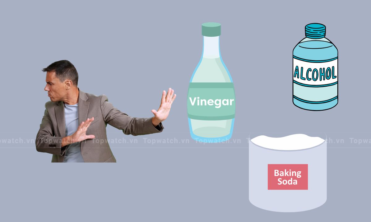 Hạn chế sử dụng những chất liêu không phù hợp để vệ sinh dây da màu trắng