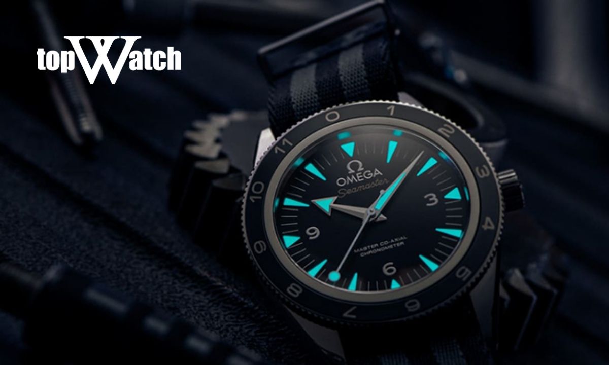 Mách bạn cách nhận biết đồng hồ omega chính hãng đơn giản Kiểm tra khả năng phát sáng trong bóng tối của đồng hồ Omega