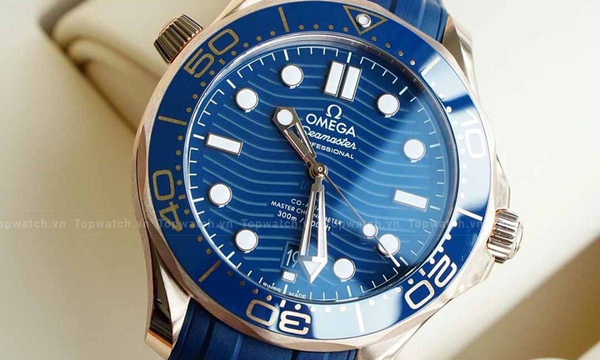 Mách bạn cách nhận biết đồng hồ omega chính hãng đơn giản Mặt số Omega chính hãng có độ hoàn thiện cao và bố cục cân đối