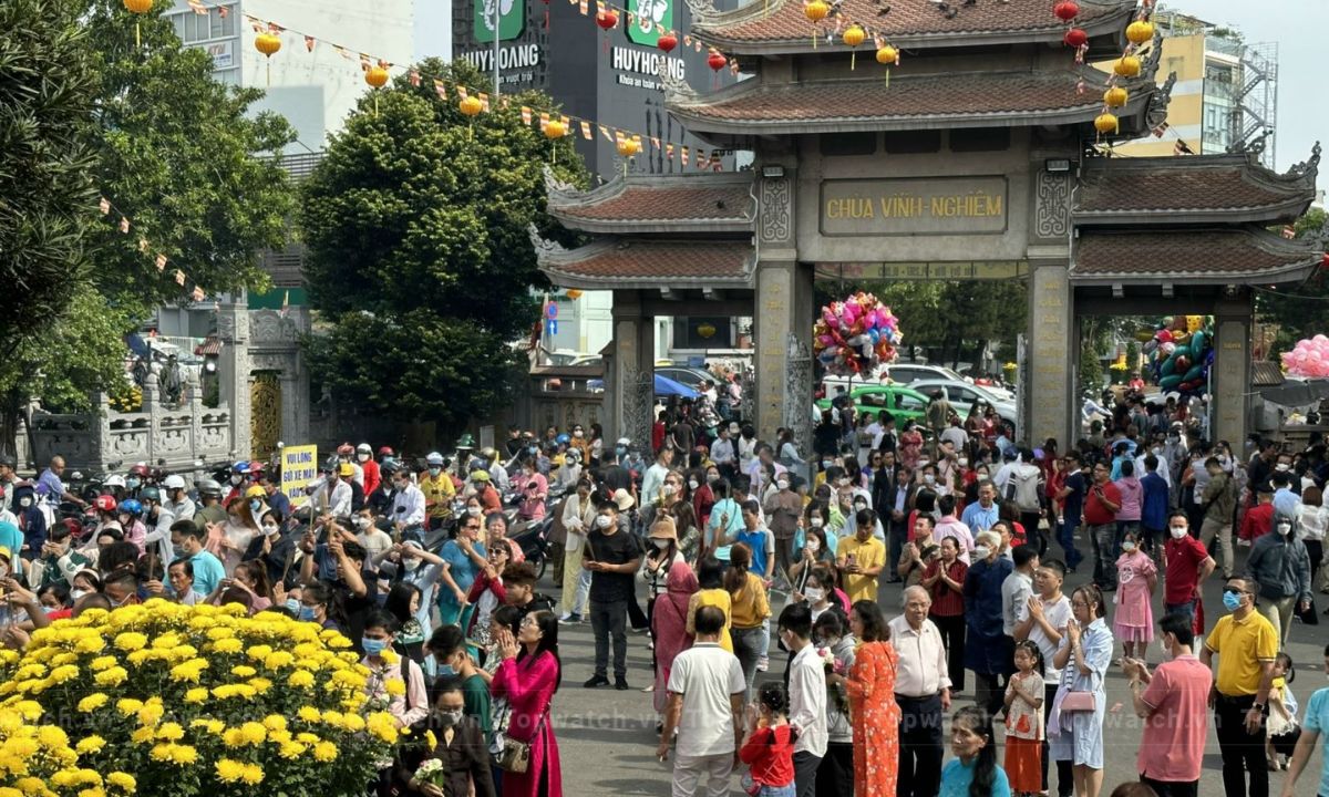 Ngày đầu năm mới nên làm gì? Top 10 việc nên và không nên làm Chùa là địa điểm đón khách đông nhất trong dịp đầu năm mới
