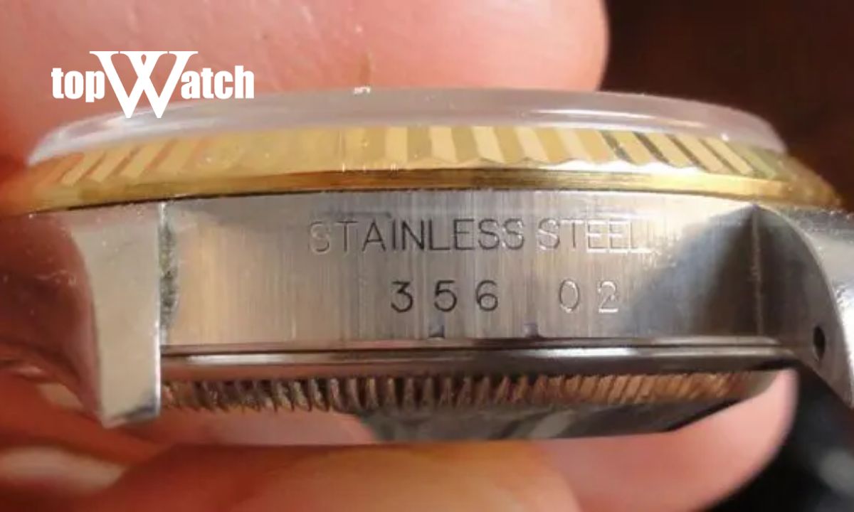 Tất tần tật về cách check đồng hồ chính hãng bạn cần biết Mã reference đồng hồ Rolex được khắc ở bên trong vấu đồng hồ