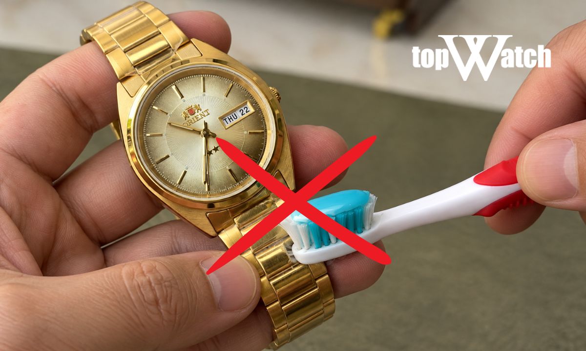 Cách đánh bóng đồng hồ mạ vàng, vệ sinh tại nhà đơn giản, an toàn Không sử dụng bàn chải để vệ sinh đồng hồ