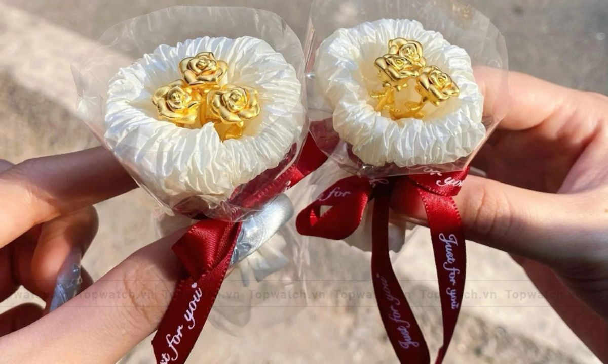 30+ món quà Valentine cho người yêu ý nghĩa, tinh tế và độc đáo Bó hoa mạ vàng 24k